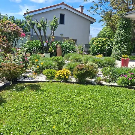 Quarto em Acomodações Particulares En Casa Moderna Con Jardin