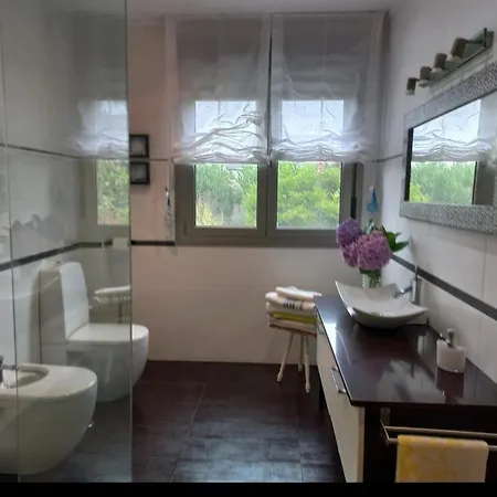 Quarto em Acomodações Particulares En Casa Moderna Con Jardin