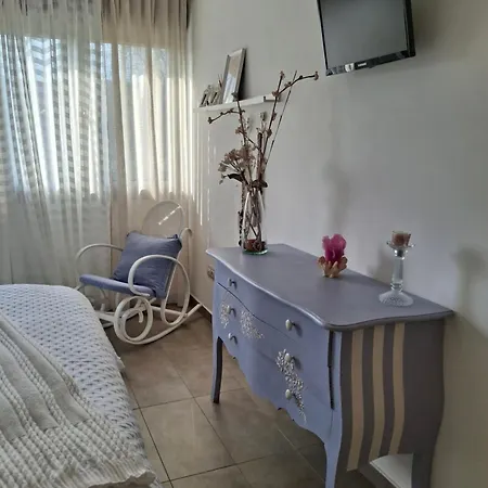 En Casa Moderna Con Jardin