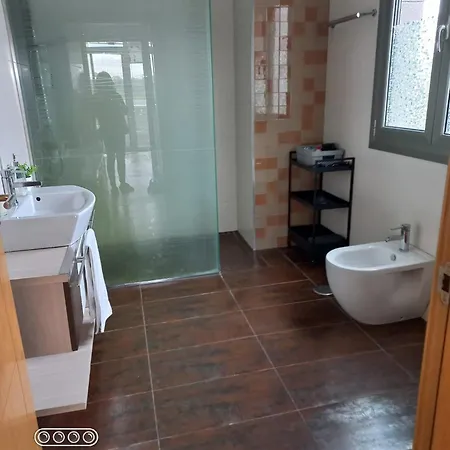 En Casa Moderna Con Jardin *