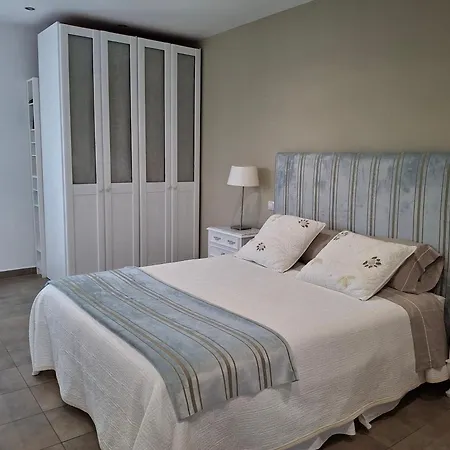 Quarto em Acomodações Particulares En Casa Moderna Con Jardin