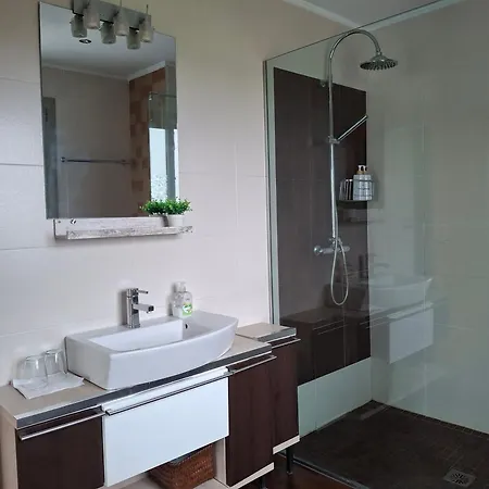 En Casa Moderna Con Jardin 圣克鲁斯德韦萨纳