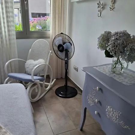 En Casa Moderna Con Jardin *