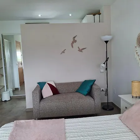 En Casa Moderna Con Jardin Quarto em Acomodações Particulares