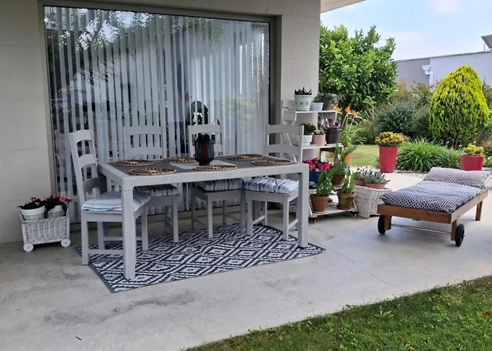 En Casa Moderna Con Jardin Δωμάτια σε οικογενειακή κατοικία *