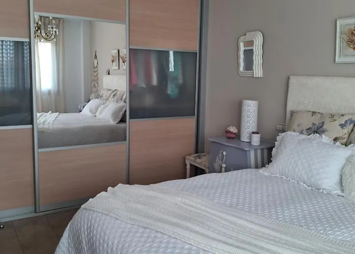 Δωμάτια σε οικογενειακή κατοικία En Casa Moderna Con Jardin