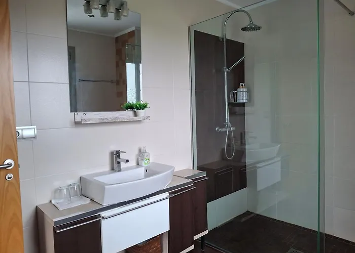 En Casa Moderna Con Jardin Santa Cruz De Bezana