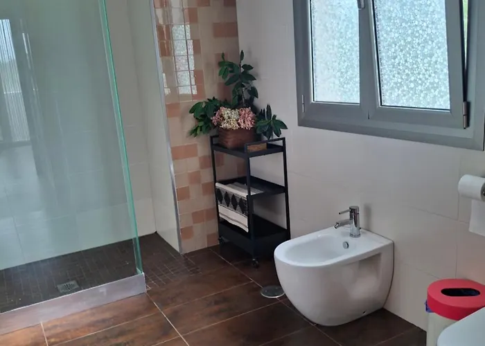 En Casa Moderna Con Jardin *