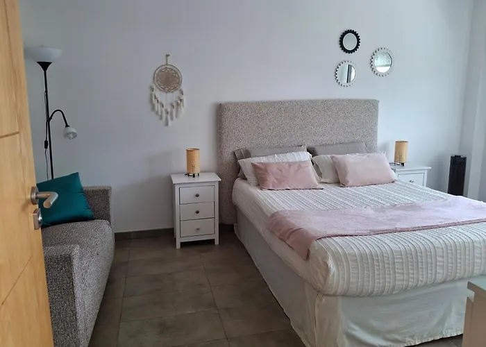 En Casa Moderna Con Jardin