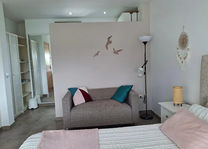 En Casa Moderna Con Jardin Δωμάτια σε οικογενειακή κατοικία