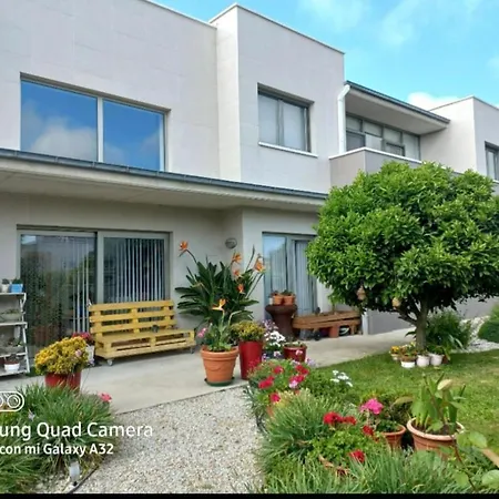 En Casa Moderna Con Jardin