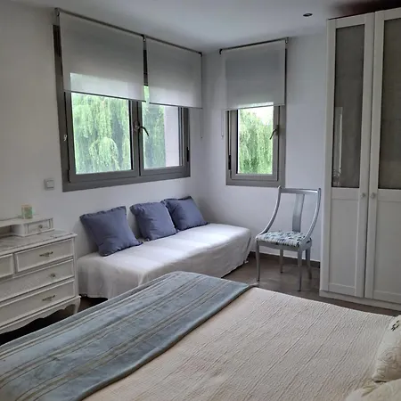 En Casa Moderna Con Jardin *