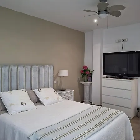 En Casa Moderna Con Jardin