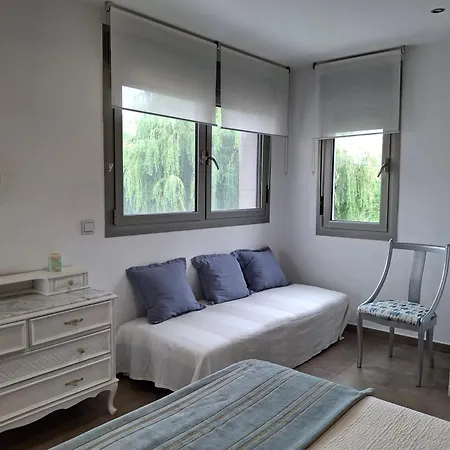 En Casa Moderna Con Jardin 民宿 圣克鲁斯德韦萨纳