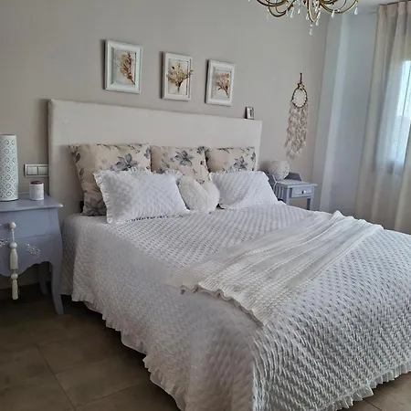 En Casa Moderna Con Jardin *