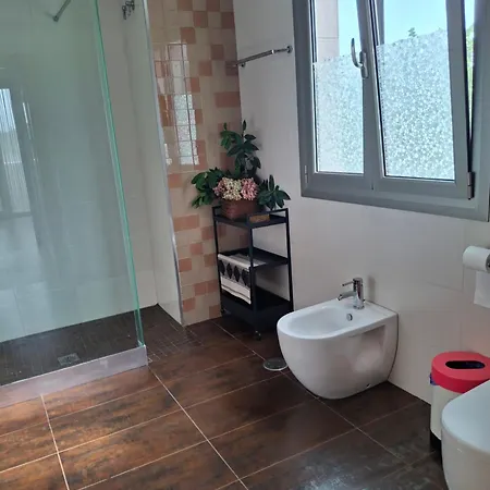 En Casa Moderna Con Jardin *