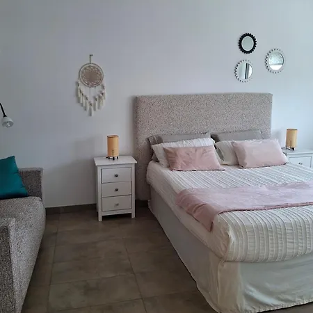 En Casa Moderna Con Jardin