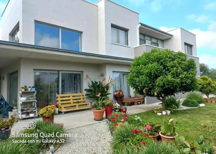 En Casa Moderna Con Jardin