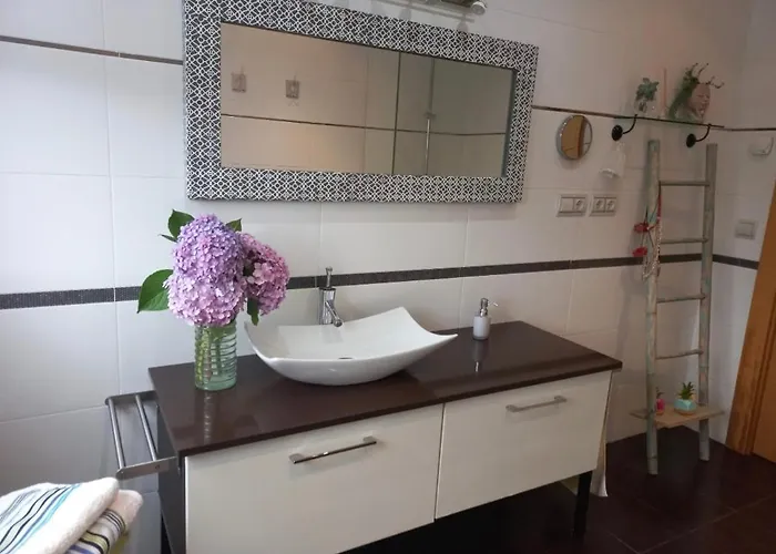 En Casa Moderna Con Jardin * 圣克鲁斯德韦萨纳