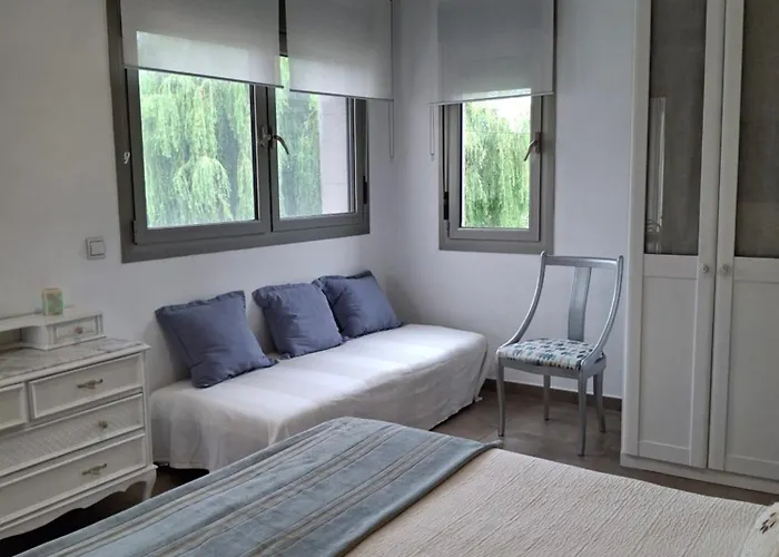 En Casa Moderna Con Jardin *