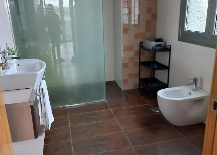 En Casa Moderna Con Jardin *