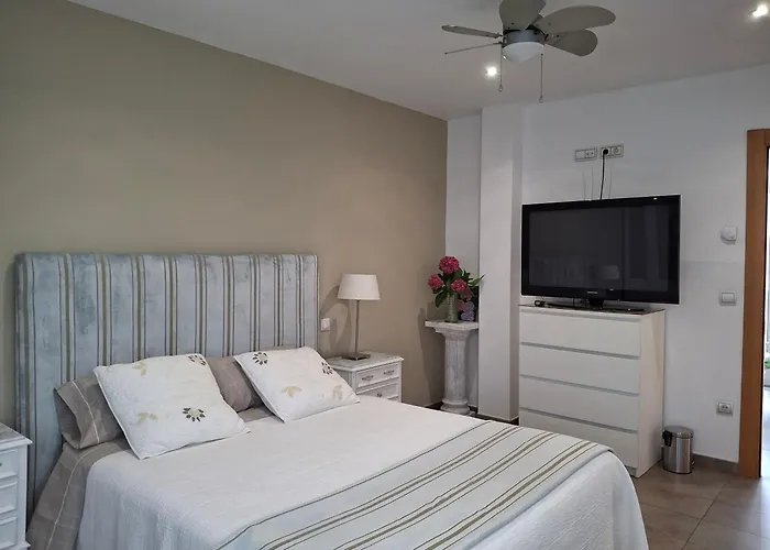 En Casa Moderna Con Jardin