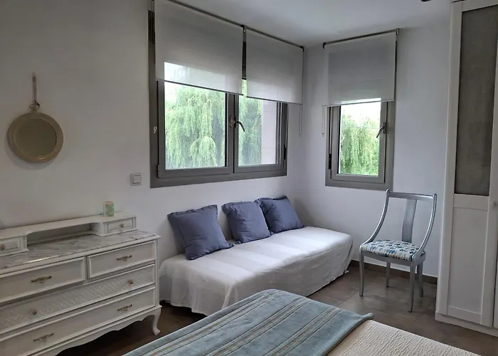 En Casa Moderna Con Jardin 民宿 圣克鲁斯德韦萨纳