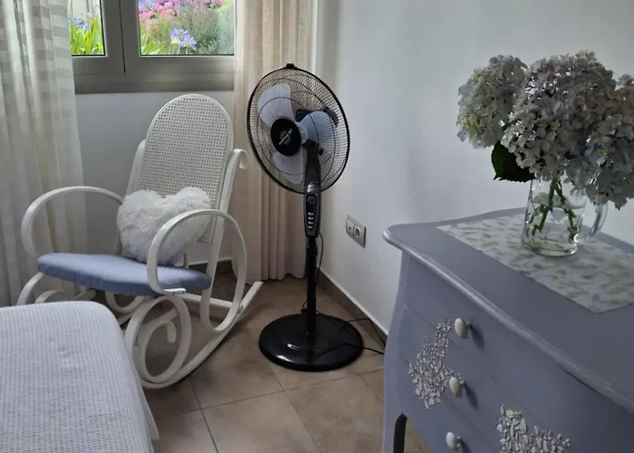 En Casa Moderna Con Jardin *